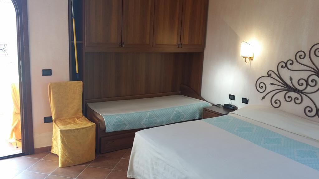 Hotel Ristorante La Tana Di Li Mazzoni Trinità dʼAgultu Zewnętrze zdjęcie