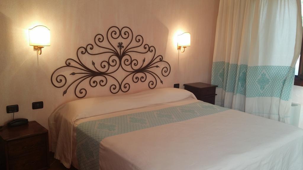 Hotel Ristorante La Tana Di Li Mazzoni Trinità dʼAgultu Pokój zdjęcie