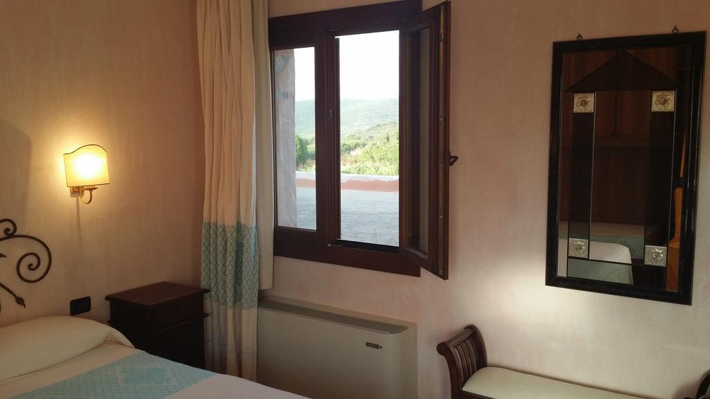 Hotel Ristorante La Tana Di Li Mazzoni Trinità dʼAgultu Pokój zdjęcie