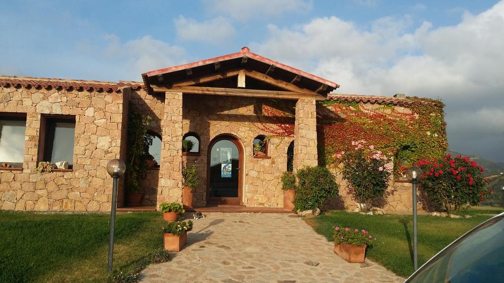 Hotel Ristorante La Tana Di Li Mazzoni Trinità dʼAgultu Zewnętrze zdjęcie