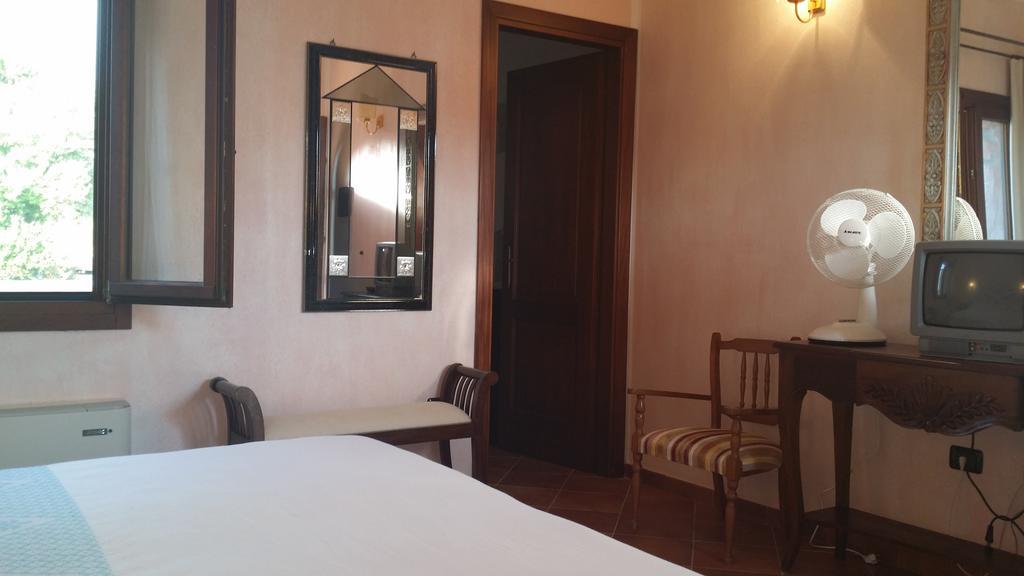 Hotel Ristorante La Tana Di Li Mazzoni Trinità dʼAgultu Zewnętrze zdjęcie